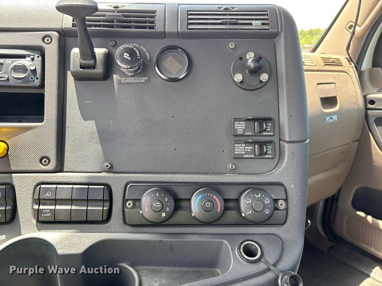 image for item YA0631 2014 Freightliner Cascadia 125 semi truck