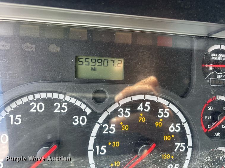 image for item YA0631 2014 Freightliner Cascadia 125 semi truck