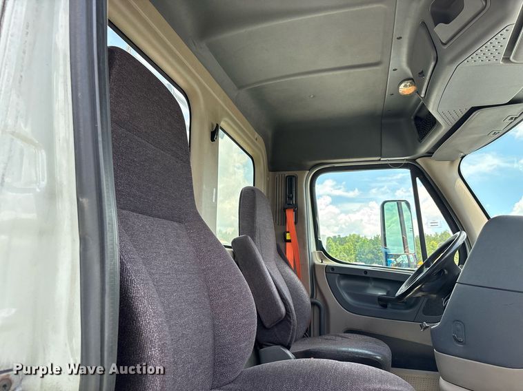 image for item YA0631 2014 Freightliner Cascadia 125 semi truck