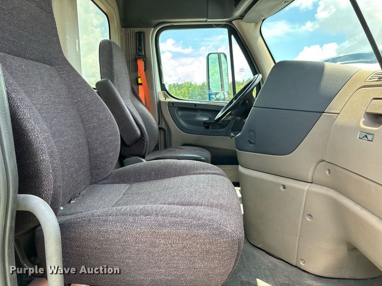 image for item YA0631 2014 Freightliner Cascadia 125 semi truck