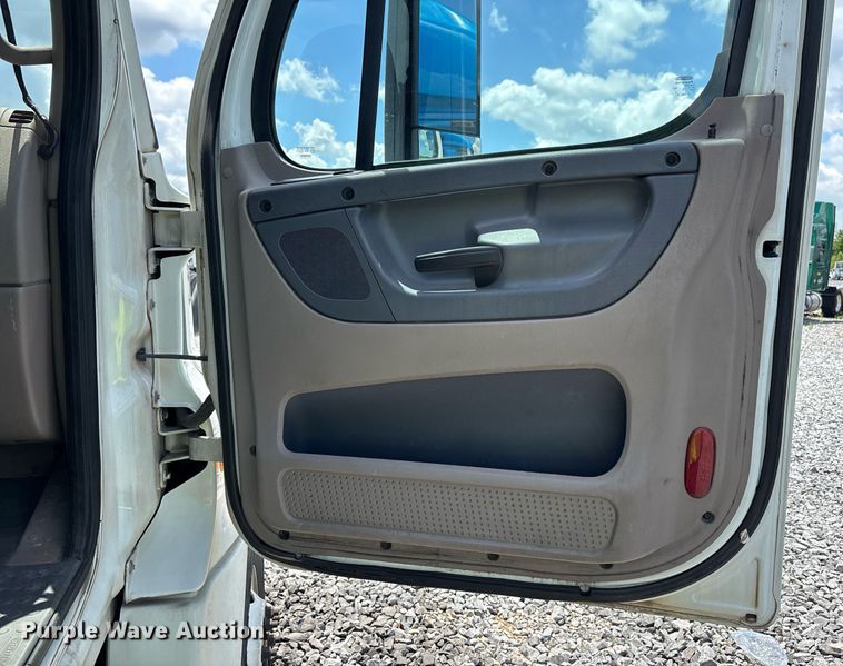 image for item YA0631 2014 Freightliner Cascadia 125 semi truck