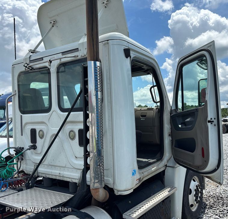 image for item YA0631 2014 Freightliner Cascadia 125 semi truck