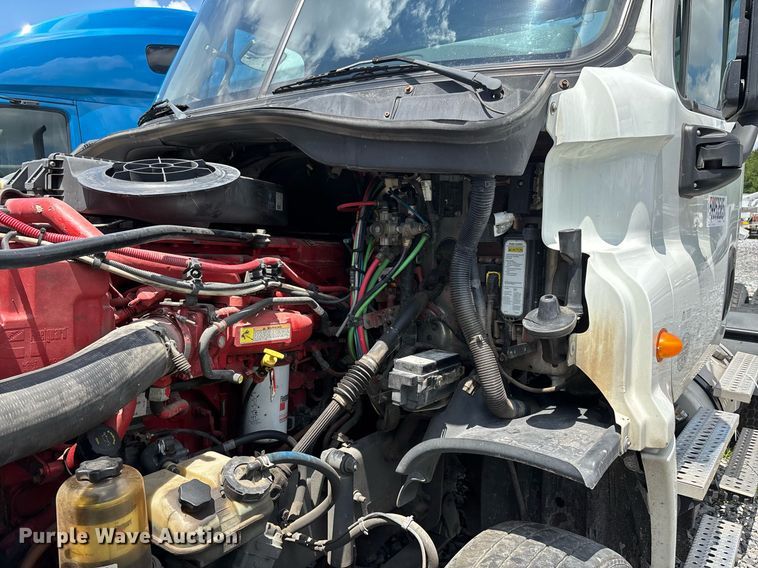 image for item YA0631 2014 Freightliner Cascadia 125 semi truck