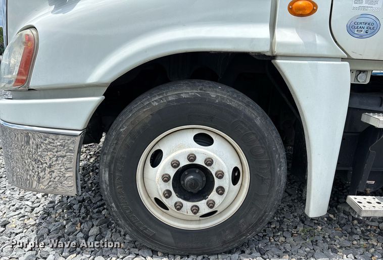 image for item YA0631 2014 Freightliner Cascadia 125 semi truck