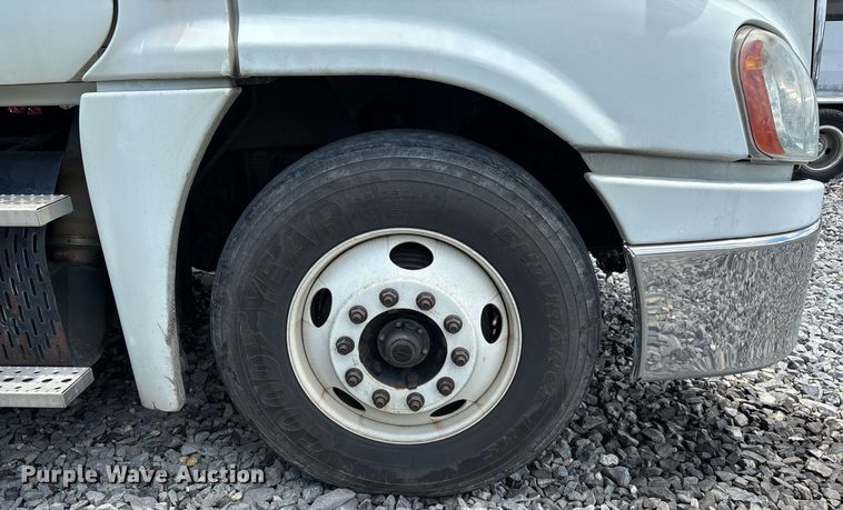 image for item YA0631 2014 Freightliner Cascadia 125 semi truck