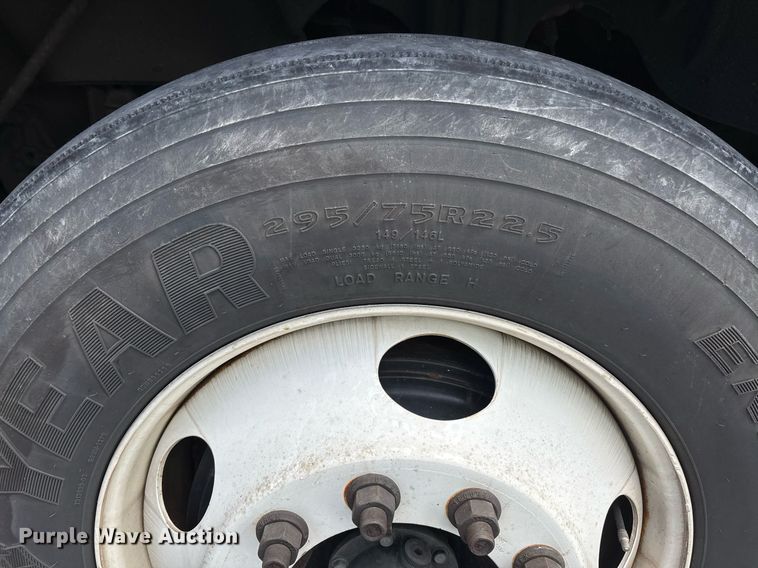 image for item YA0631 2014 Freightliner Cascadia 125 semi truck