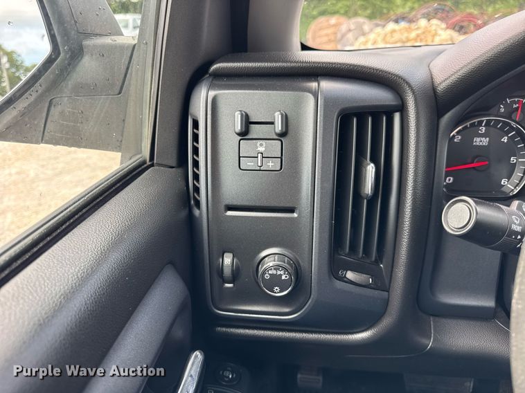 image for item DJ9526 2015 Chevrolet Silverado 1500 Crew Cab pickup truck