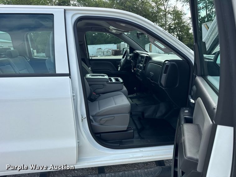 image for item DJ9526 2015 Chevrolet Silverado 1500 Crew Cab pickup truck