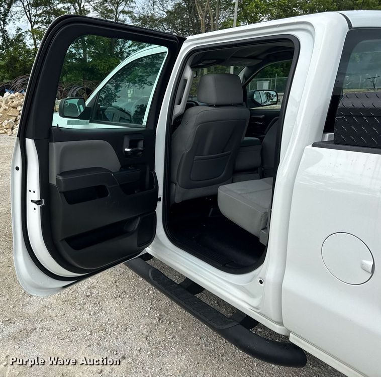 image for item DJ9526 2015 Chevrolet Silverado 1500 Crew Cab pickup truck