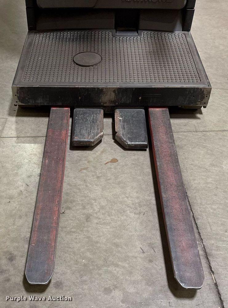 image for item DJ9633 2016 Raymond 5600 order picker