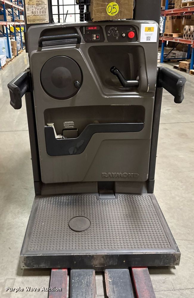 image for item DJ9633 2016 Raymond 5600 order picker