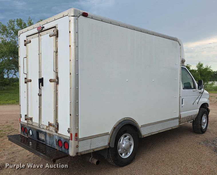 image for item DR3875 2001 Ford E350 Super Duty box truck