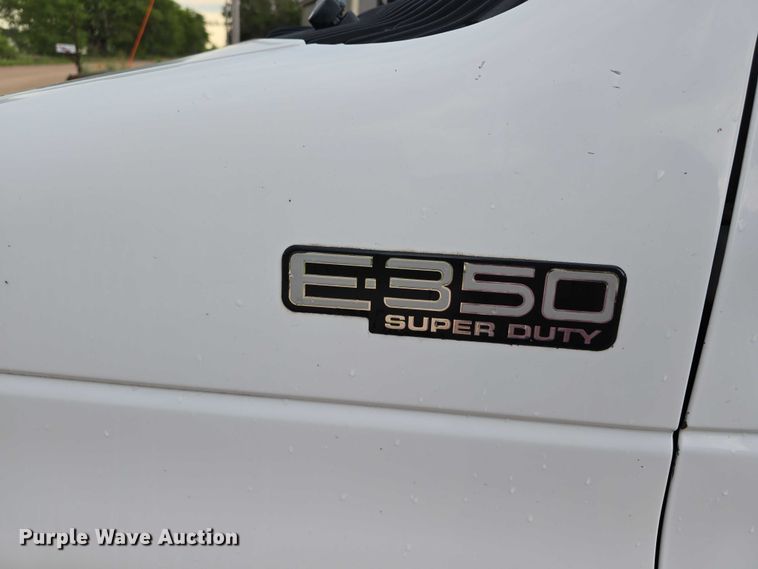 image for item DR3875 2001 Ford E350 Super Duty box truck