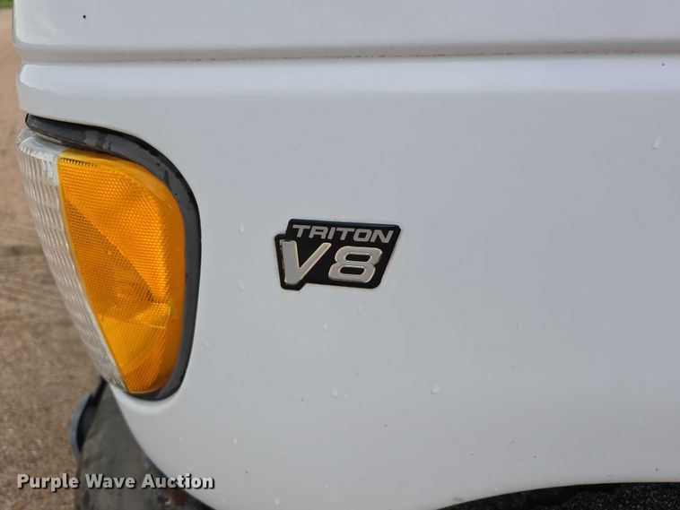 image for item DR3875 2001 Ford E350 Super Duty box truck