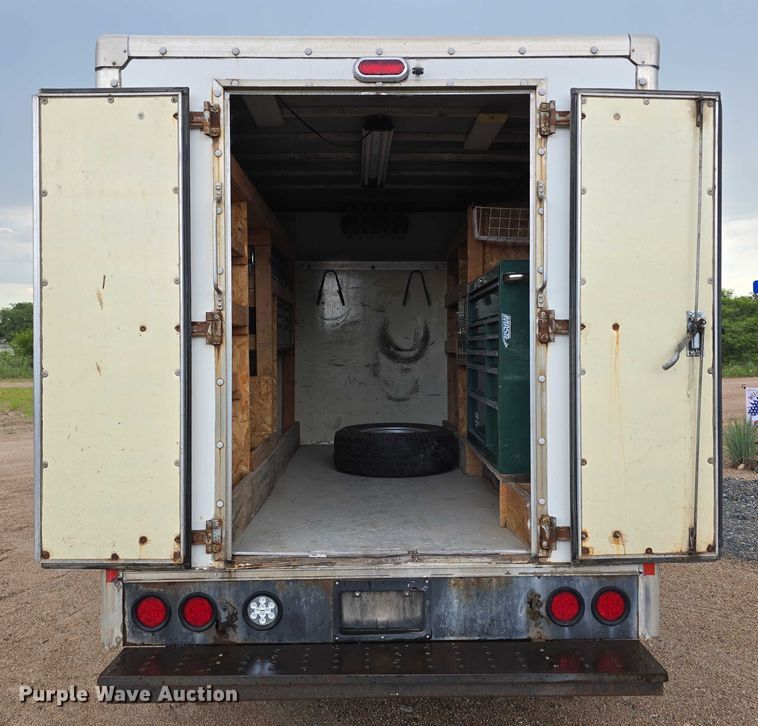 image for item DR3875 2001 Ford E350 Super Duty box truck