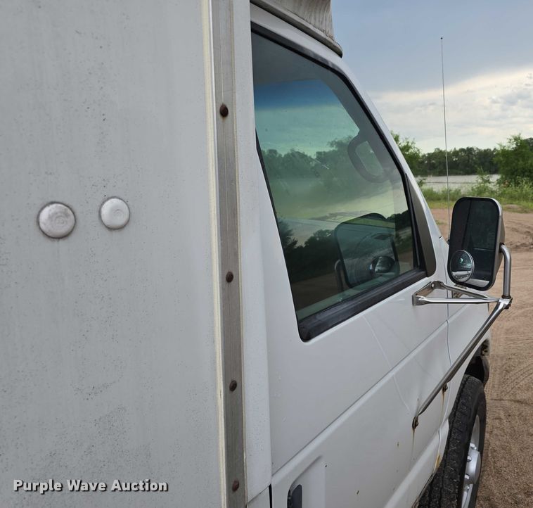 image for item DR3875 2001 Ford E350 Super Duty box truck