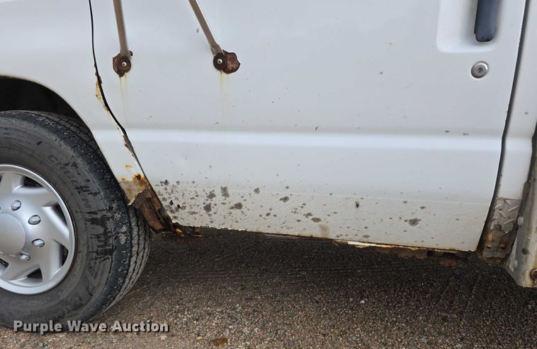 image for item DR3875 2001 Ford E350 Super Duty box truck