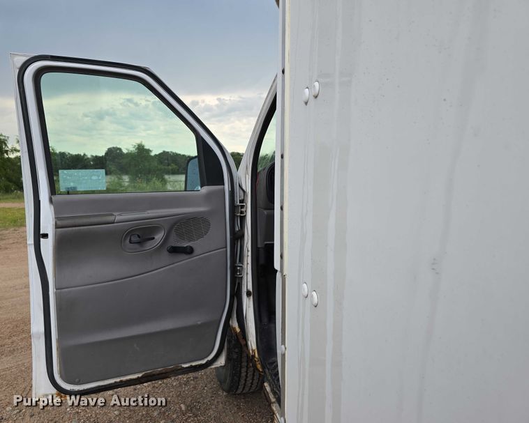 image for item DR3875 2001 Ford E350 Super Duty box truck