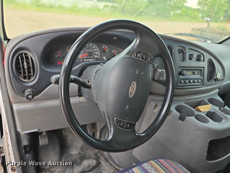 image for item DR3875 2001 Ford E350 Super Duty box truck