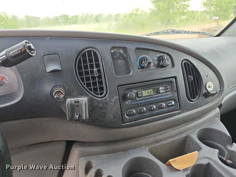 image for item DR3875 2001 Ford E350 Super Duty box truck