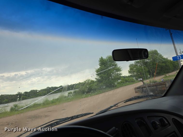 image for item DR3875 2001 Ford E350 Super Duty box truck