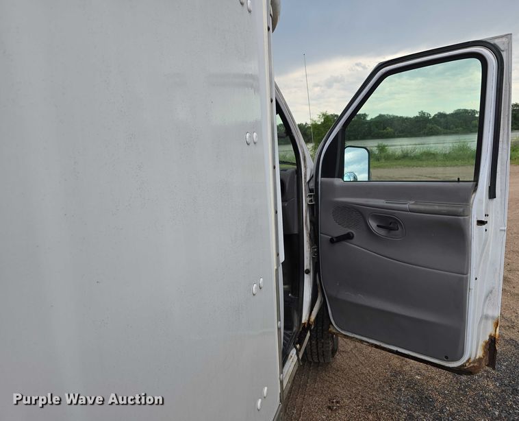 image for item DR3875 2001 Ford E350 Super Duty box truck