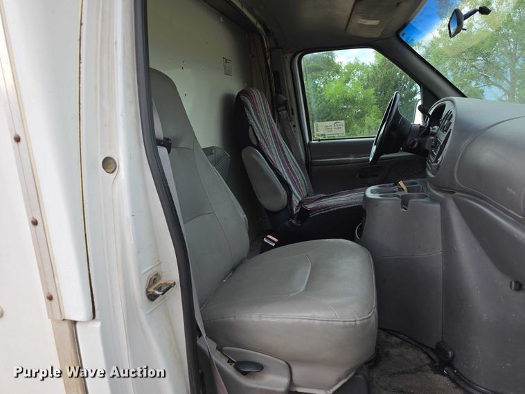 image for item DR3875 2001 Ford E350 Super Duty box truck