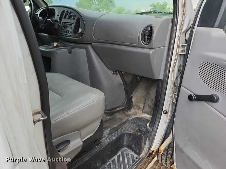image for item DR3875 2001 Ford E350 Super Duty box truck
