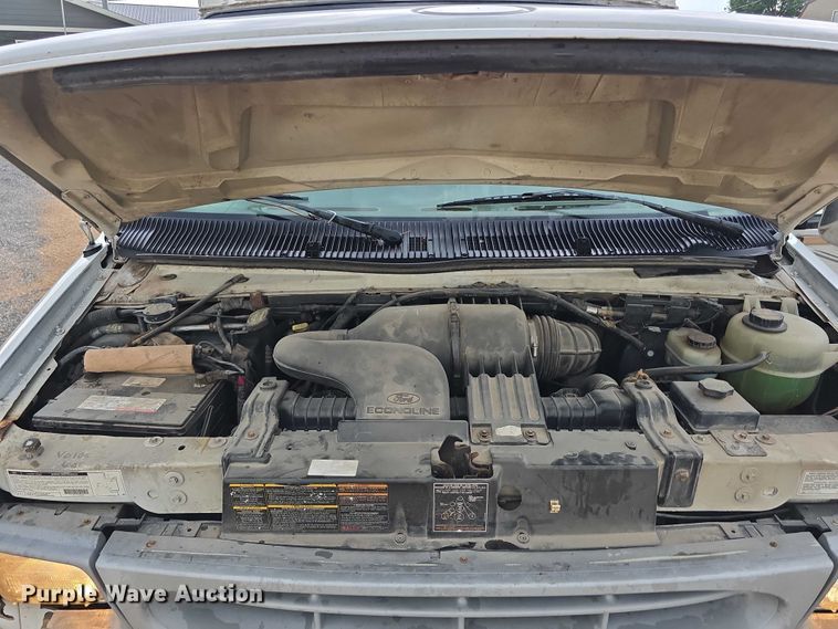 image for item DR3875 2001 Ford E350 Super Duty box truck