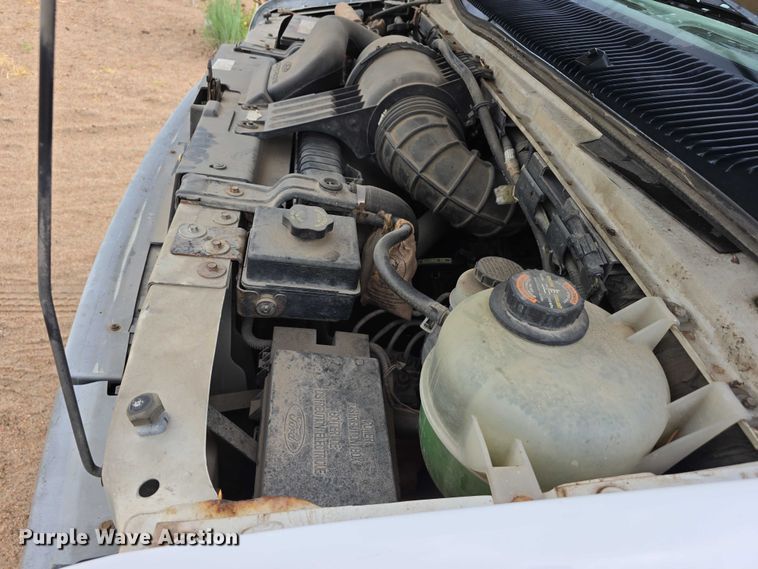 image for item DR3875 2001 Ford E350 Super Duty box truck