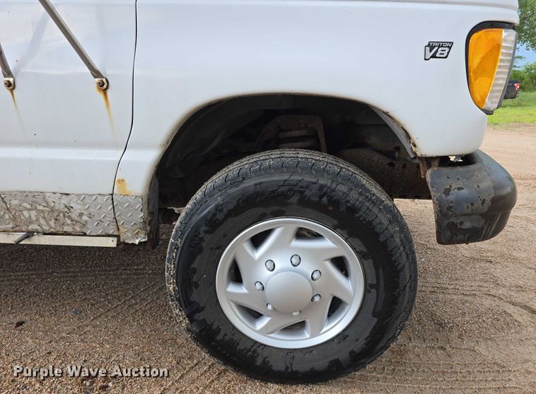 image for item DR3875 2001 Ford E350 Super Duty box truck
