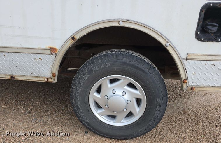 image for item DR3875 2001 Ford E350 Super Duty box truck
