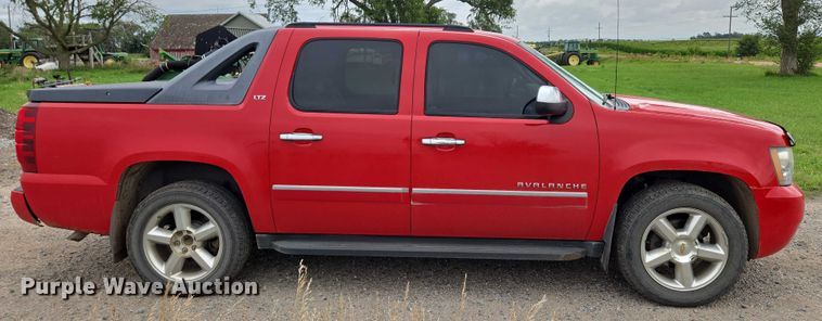image for item DR3883 2010 Chevrolet Avalanche LTZ  Crew Cab pickup truck