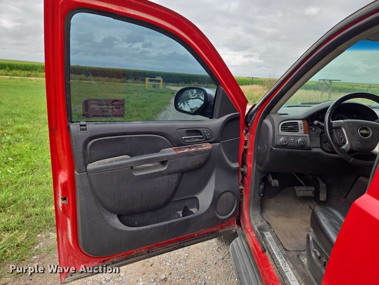 image for item DR3883 2010 Chevrolet Avalanche LTZ  Crew Cab pickup truck