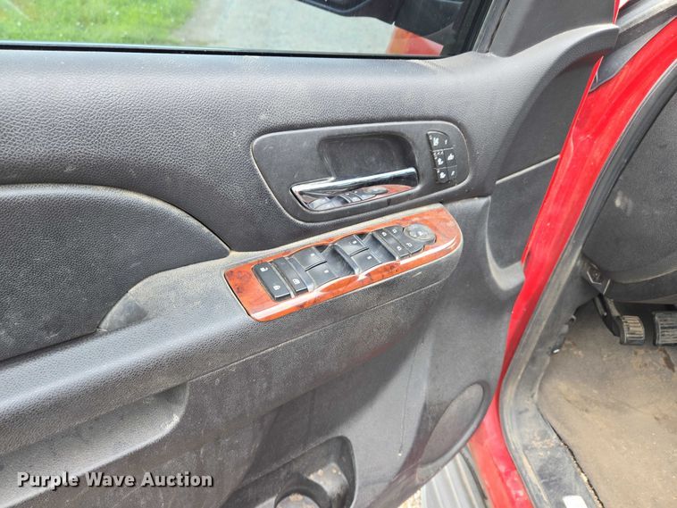 image for item DR3883 2010 Chevrolet Avalanche LTZ  Crew Cab pickup truck