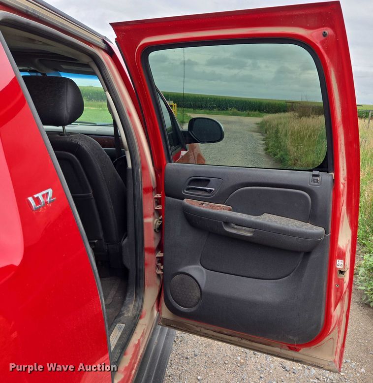 image for item DR3883 2010 Chevrolet Avalanche LTZ  Crew Cab pickup truck