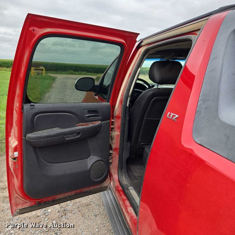 image for item DR3883 2010 Chevrolet Avalanche LTZ  Crew Cab pickup truck