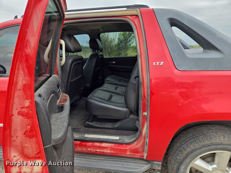 image for item DR3883 2010 Chevrolet Avalanche LTZ  Crew Cab pickup truck