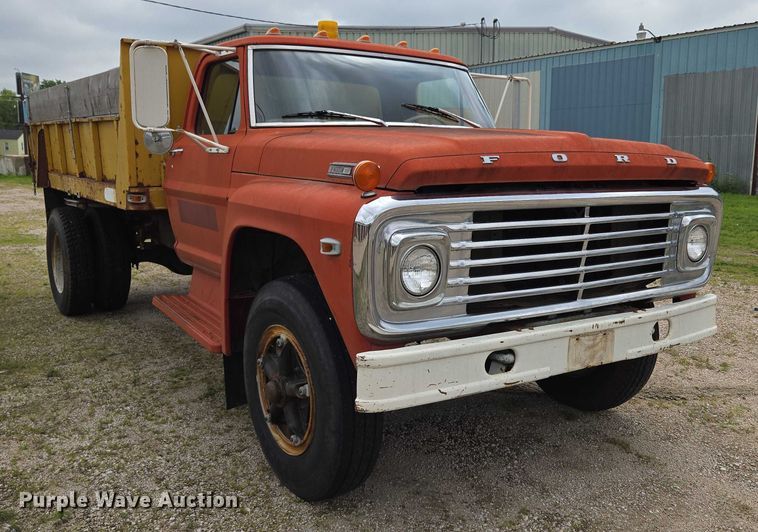 image for item DR3885 1970 Ford F750 dump truck