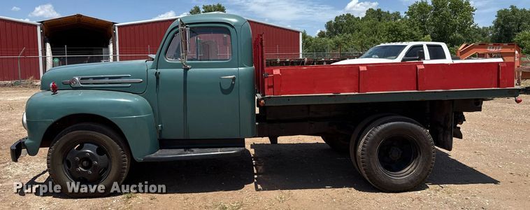 image for item DW5121 1952 Ford F40 dump flatbed truck