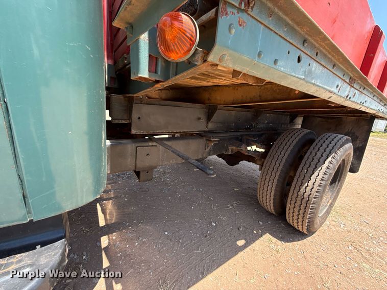 image for item DW5121 1952 Ford F40 dump flatbed truck