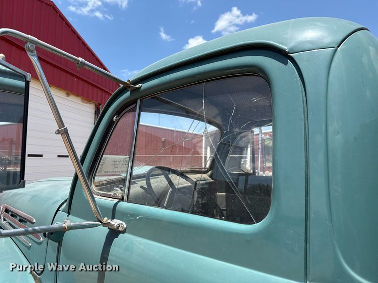 image for item DW5121 1952 Ford F40 dump flatbed truck