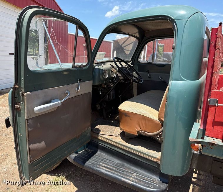 image for item DW5121 1952 Ford F40 dump flatbed truck