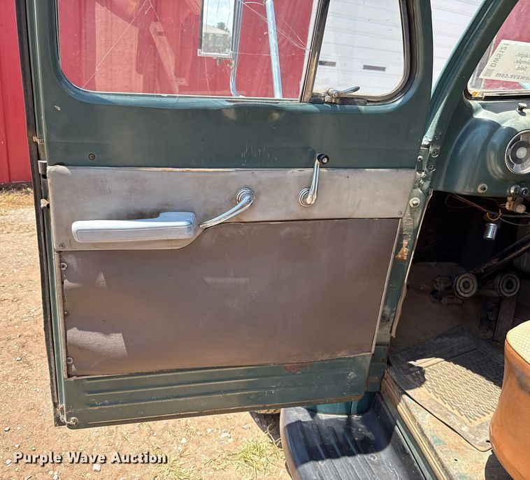 image for item DW5121 1952 Ford F40 dump flatbed truck