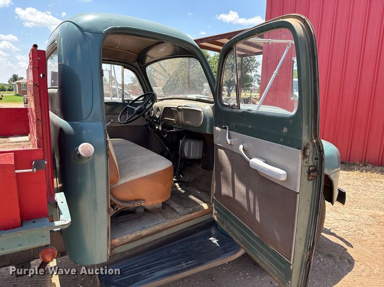 image for item DW5121 1952 Ford F40 dump flatbed truck