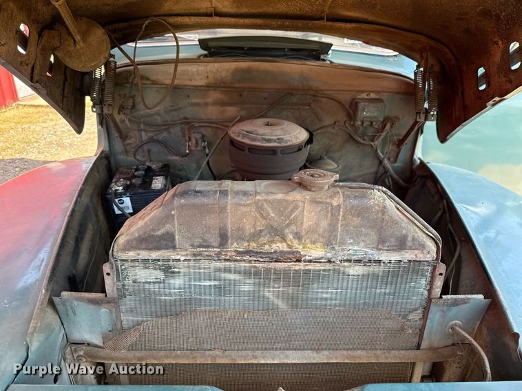 image for item DW5121 1952 Ford F40 dump flatbed truck