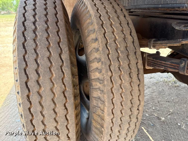 image for item DW5121 1952 Ford F40 dump flatbed truck