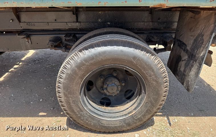 image for item DW5121 1952 Ford F40 dump flatbed truck