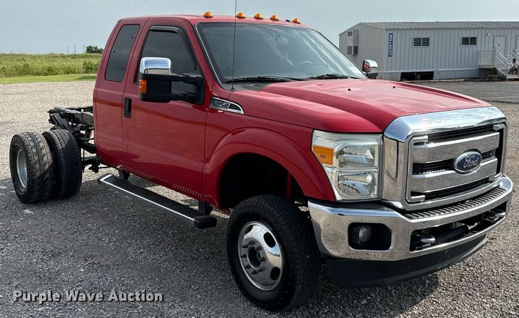 image for item DW5134 2015 Ford F350 Super Duty SuperCab pickup truck cab and chassis