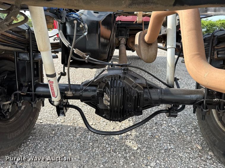 image for item DW5134 2015 Ford F350 Super Duty SuperCab pickup truck cab and chassis